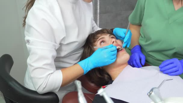 Dentista Oficina Moderna Con Ayuda Herramienta Hace Examen Dental Muchacha — Vídeos de Stock