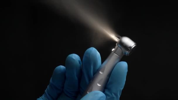 Οδοντίατρος Χέρι Τρυπάνι Απεικονίζει Λειτουργία Του Οδοντιατρείου Τρυπάνι Μηχανή Νερό — Αρχείο Βίντεο