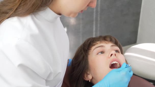 Tandlæge Moderne Kontor Med Hjælp Værktøj Gør Tandundersøgelse Smuk Pige – Stock-video