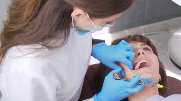 Jovem Europeia Feliz Comunica Docemente Com Dentista Fala Durante Recepção — Vídeo de Stock