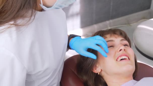 Tandarts Injecteert Verdovingsspuit Zieke Tanden Voor Patiënt Tot Wit Mooi — Stockvideo