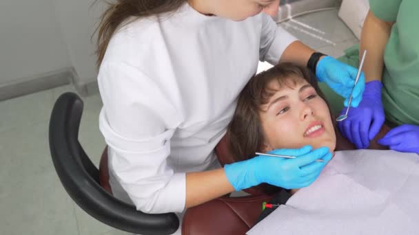 Dokter Gigi Yang Bekerja Dengan Peralatan Dokter Gigi Memeriksa Gigi — Stok Video