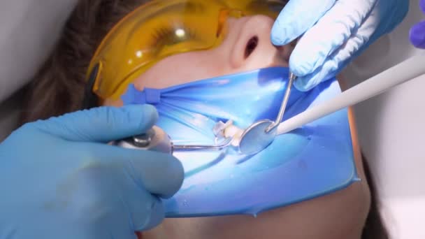 Жінка Стоматолог Лікує Зуби Молодого Пацієнта Клініці Стоматолог Носить Маску — стокове відео