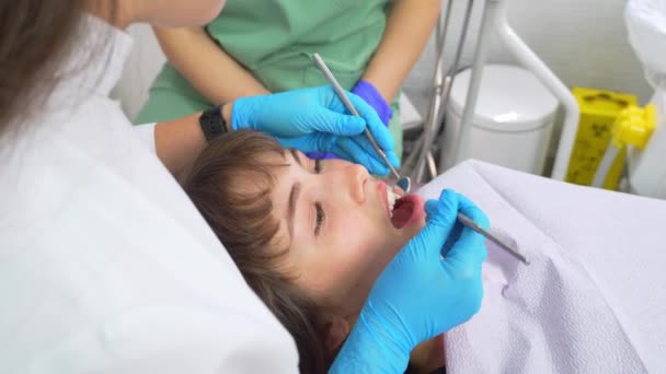 Dentista Oficina Moderna Con Ayuda Herramienta Hace Examen Dental Muchacha — Vídeos de Stock