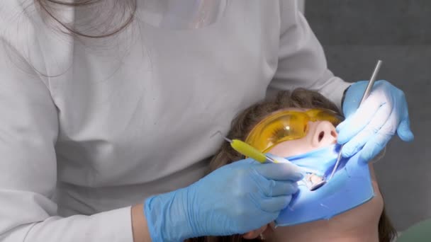Zubařka Léčí Zuby Mladé Pacientky Klinice Zubař Masce Vyplňuje Zub — Stock video