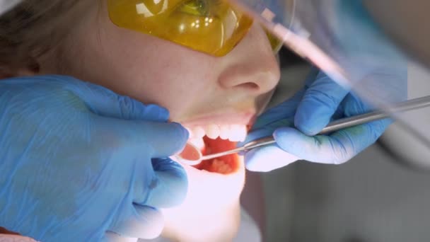 Жінка Стоматолог Лікує Зуби Молодого Пацієнта Клініці Стоматолог Носить Маску — стокове відео