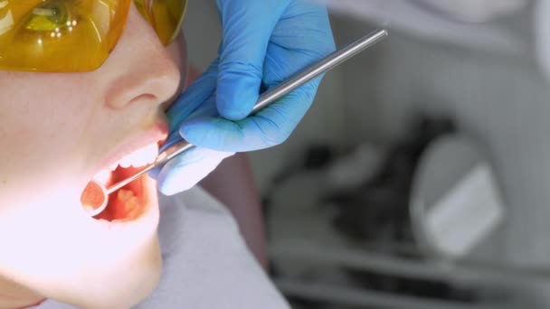 Οδοντίατρος Γυναίκα Αντιμετωπίζει Δόντια Της Νεαρής Γυναίκας Ασθενή Στην Κλινική — Αρχείο Βίντεο