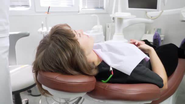 아름답고 치과에 의사와 조수가 치료를 기구를 준비하기를 기다린다 치과의 사무실 — 비디오