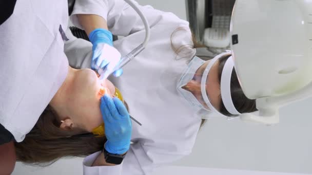 Vrouwelijke Tandarts Tandarts Assistent Bezoek Aan Professionele Tandheelkundige Kliniek Verificatie — Stockvideo