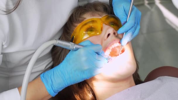 Женщина Дантист Ассистент Удаляющая Зубной Анализ Зубов Посещение Находится Профессиональной — стоковое видео