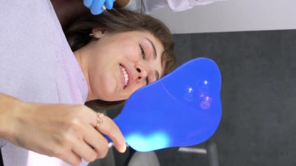 Chica Paciente Dentadura Postiza Selección Sombra Dentista Seleccionando Color Los — Vídeos de Stock
