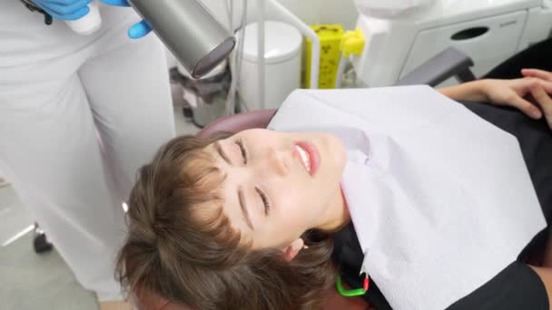 Ortodontista Esegue Scansione Del Paziente Con Scanner Intraorale Dentale Protesi — Video Stock