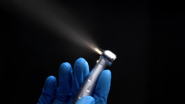 의사의 사용하면 용드릴 기계가물을 사용하여 작동하는 모습을 수있습니다 치과에서 사용하는 — 비디오