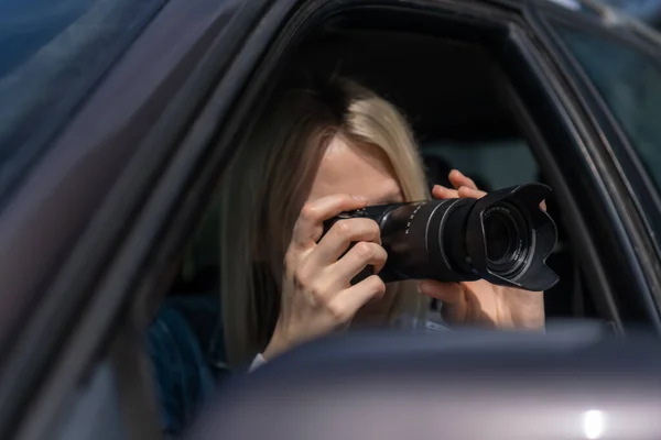 Genç Sarışın Kadın Arabada Otururken Fotoğraf Çekiyor Gazetecilik Kavramı Dedektif — Stok fotoğraf