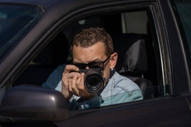 Kameralı güneş gözlüklü bir adam arabanın içinde oturur ve profesyonel kamerayla, özel dedektifle ya da paparazzi casusuyla fotoğraf çeker. Gazeteci sansasyon arıyor ve ünlüleri takip ediyor.