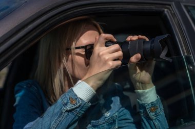 Güneş gözlüklü bir kadın arabada oturur ve profesyonel bir kamerayla, özel dedektifle ya da paparazzi casusuyla fotoğraf çeker. Gazeteci sansasyon arıyor ve ünlüleri takip ediyor.