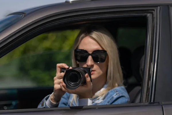 Güneş Gözlüklü Bir Kadın Arabada Oturur Profesyonel Bir Kamerayla Özel — Stok fotoğraf