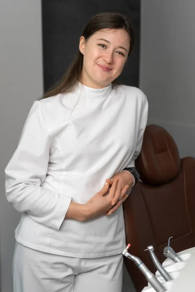Una Joven Dentista Sonriente Vestida Con Traje Blanco Para Cerca —  Fotos de Stock