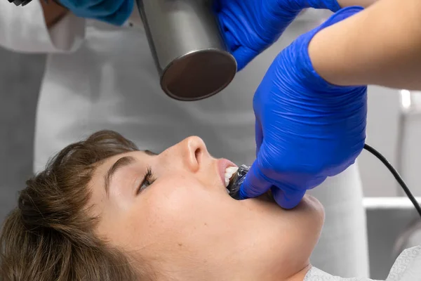 Dentista Radiólogo Que Escanea Diente Paciente Sentado Una Silla Usando —  Fotos de Stock