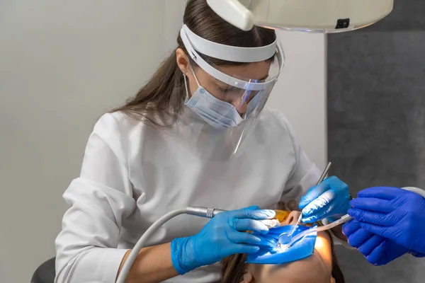 Dentystka Asystentka Usuwająca Zęba Rachunku Wizyta Jest Profesjonalnej Klinice Stomatologicznej — Zdjęcie stockowe