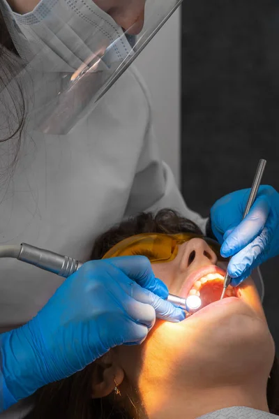 Mujer Dentista Trata Los Dientes Paciente Joven Clínica Dentista Usa —  Fotos de Stock