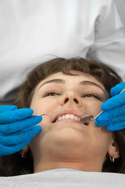 Tandhygienist Som Arbetar Med Dentala Instrument Kontrollerar Patientens Tänder Tandbehandling — Stockfoto