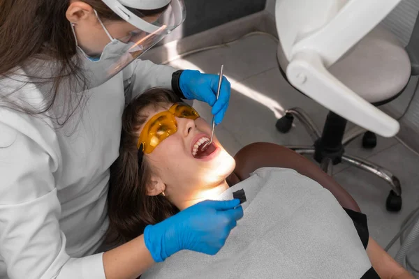 Dentista Comprueba Hay Violaciones Mordida Natural Después Del Tratamiento Con —  Fotos de Stock