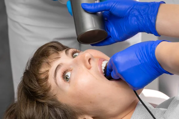 Dentist Radiologist Who Scans Tooth Patient Sitting Chair Using Ray — Stock Photo, Image