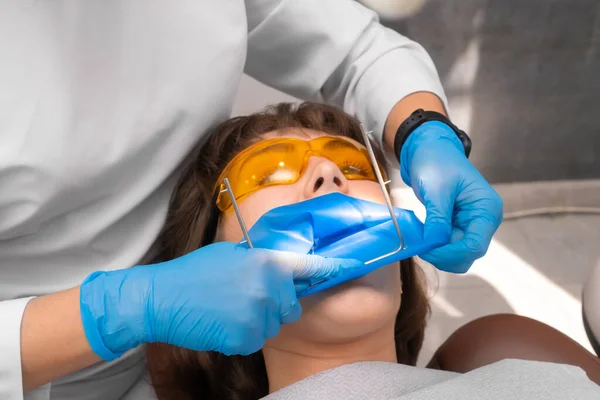 Proces Instalace Zubní Přehrady Čelist Mladé Ženy Ochrannými Brýlemi Pro — Stock fotografie