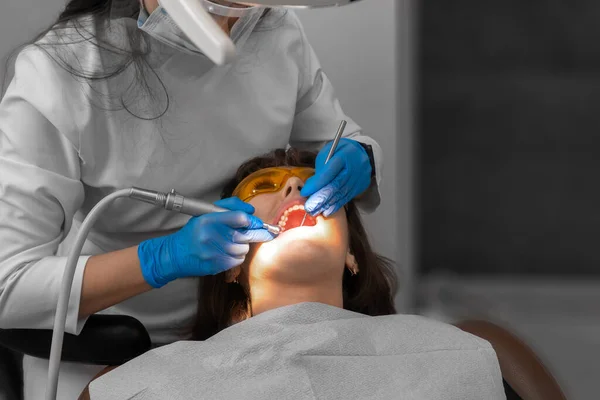 Dentystka Leczy Zęby Młodej Pacjentki Klinice Dentysta Używa Maski Twarzy — Zdjęcie stockowe