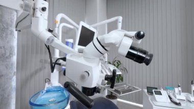 Diş kliniğinde cerrahi mikroskop. Doktorlarla mikro cerrahi. Modern diş aletleri ve aletler dişçinin ofisinde. Modern klinik.