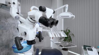 Diş kliniğinde cerrahi mikroskop. Doktorlarla mikro cerrahi. Modern diş aletleri ve aletler dişçinin ofisinde. Modern klinik.