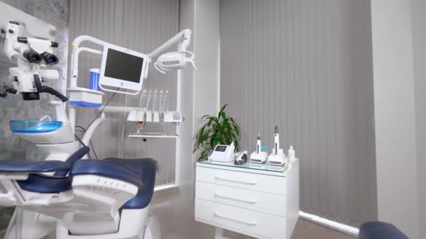 Tandläkarens Kontor Med Modern Stol Och Professionell Utrustning Kamerarörelser Kontoret — Stockvideo