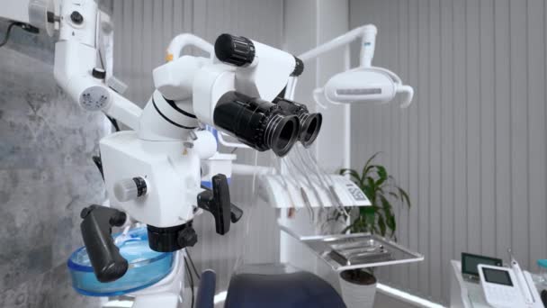 牙科诊所的外科显微镜 和医生一起做微外科手术牙医办公室的现代牙科设备和器械 现代诊所 — 图库视频影像