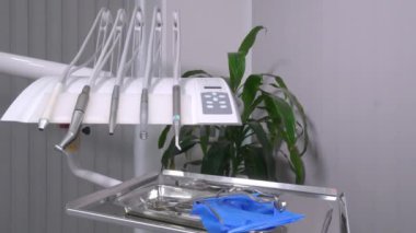 Diş sağlığı kliniğinde diş tedavisi için bir takım aletler. Profesyonel diş aletleri koleksiyonu dişçinin ofisindeki beyaz masada. Tıbbi aletler. Diş sağlığı ve diş sağlığı konsepti.