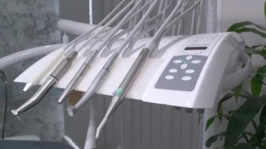 Diş sağlığı kliniğinde diş tedavisi için bir takım aletler. Profesyonel diş aletleri koleksiyonu dişçinin ofisindeki beyaz masada. Tıbbi aletler. Diş sağlığı ve diş sağlığı konsepti.
