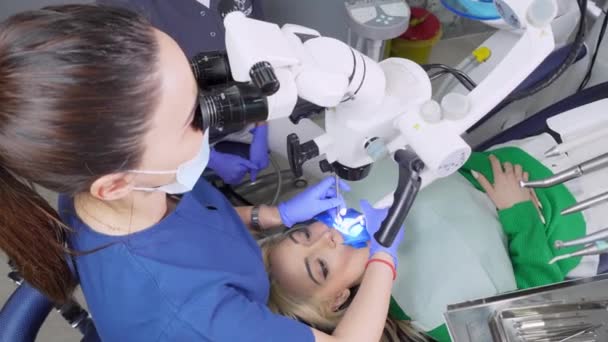 Deux Femmes Dentistes Travaillant Microscope Dentaire Docteur Son Assistante Clinique — Video