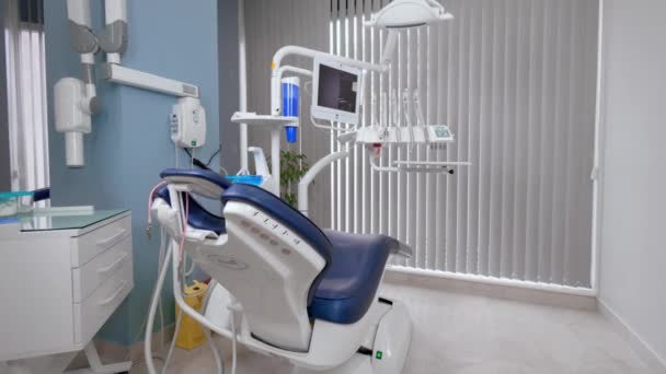 Gabinet Dentystyczny Nowoczesnym Krzesłem Profesjonalnym Sprzętem Ruch Kamery Biurze Nowoczesne — Wideo stockowe
