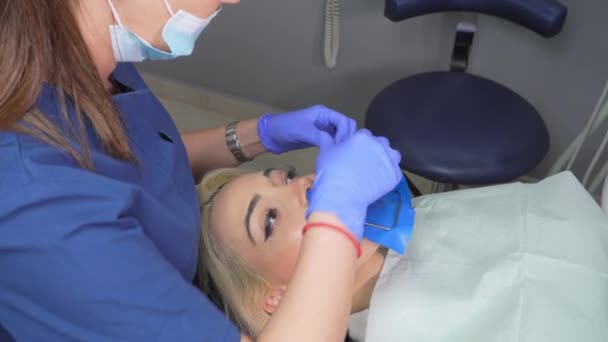 Mãos Dentista Luvas Com Ponche Dental Cachecol Cofferdam Dentista Trata — Vídeo de Stock