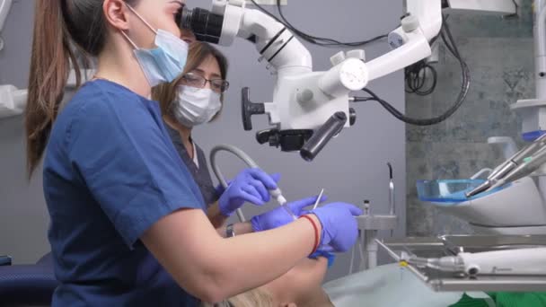 Две Женщины Дантиста Работают Зубным Микроскопом Доктор Ассистент Стоматологической Клинике — стоковое видео