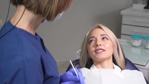 Hermosa Joven Haciendo Examen Dental Consultorio Dental Dentista Examinó Diente — Vídeos de Stock