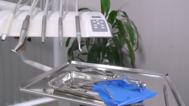 Biuro Gabinetu Dentystycznego Zbliżenie Różnych Instrumentów Stomatologicznych Wyświetlacza Monitora Mikroskopu — Wideo stockowe
