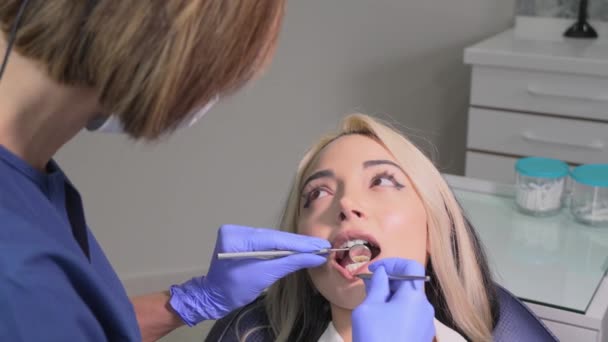 Uma Dentista Feminina Examina Dentes Paciente Clínica Odontológica Médico Sonda — Vídeo de Stock