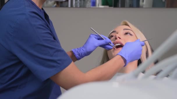 예쁘고 치과에서 검사를 있어요 치과에서 의사는 의이를 검사하였다 의자에 매력적 — 비디오