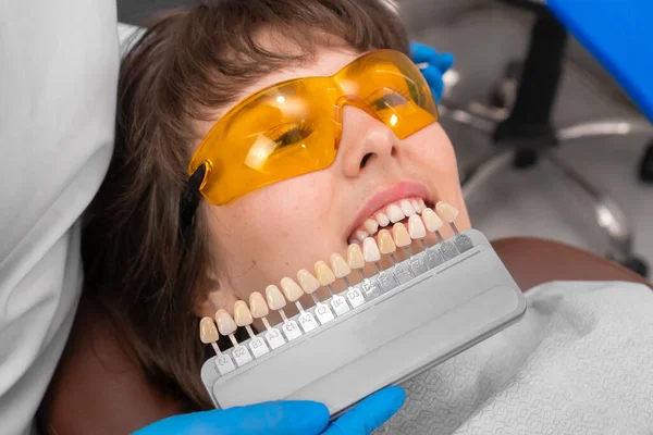 Dziewczyna Pacjenta Protezy Zębów Wybór Odcieni Dentysta Wybiera Kolor Zęba — Zdjęcie stockowe