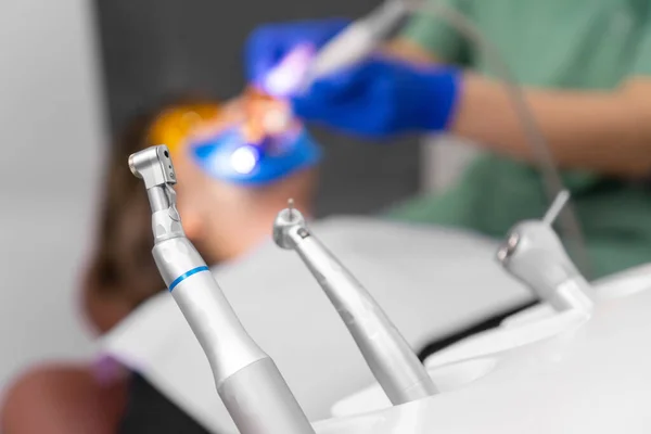 Primer Plano Los Instrumentos Dentales Paciente Una Silla Fondo Borroso —  Fotos de Stock