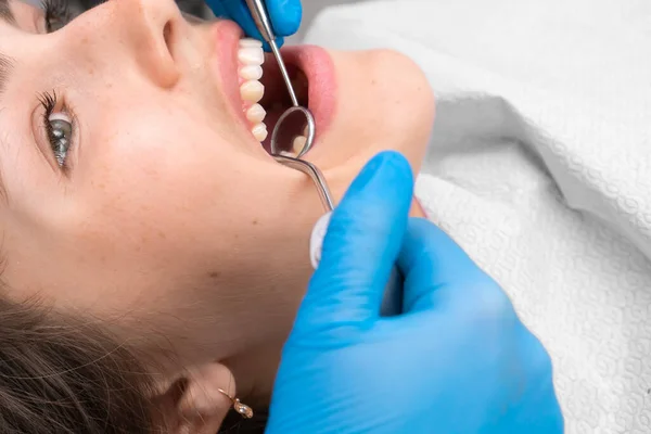 Primer Plano Las Manos Del Dentista Examinar Cavidad Oral Una —  Fotos de Stock