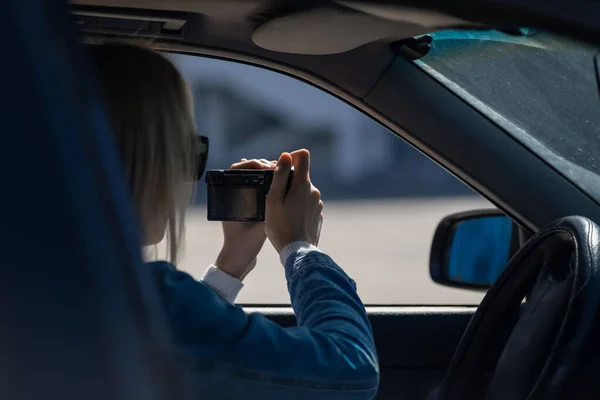 Woman Sunglasses Camera Sits Car Takes Pictures Professional Camera Private — Stock Photo, Image