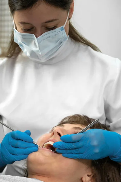 Higienista Dental Que Trabaja Con Instrumentos Dentales Revisa Los Dientes —  Fotos de Stock
