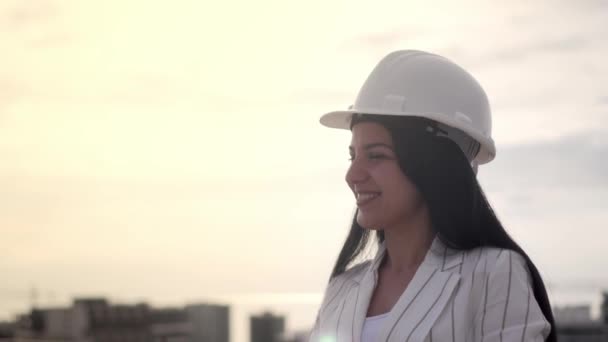 Menina Bonita Nova Capacete Construção Mostra Sinal Com Dedos Contra — Vídeo de Stock